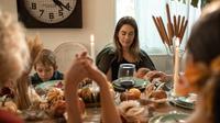 Ilustrasi berdoa, bersyukur. (Photo by RODNAE Productions: https://www.pexels.com/photo/a-family-praying-together-before-thanksgiving-meal-5847679/)