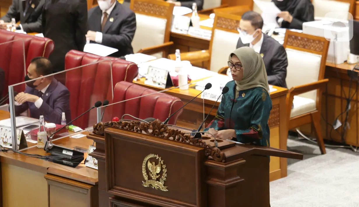 Ketua Badan Pemeriksa Keuangan (BPK) Isma Yatun menyampaikan laporan saat Rapat Paripurna DPR RI ke-23 Masa Persidangan V di Kompleks Parlemen, Jakarta, Selasa (24/5/2022). Rapat Paripurna tersebut tentang Penyampaian Ikhtisar Hasil Pemeriksaan Semester (IHPS) II Tahun 2021 serta Penyerahan Laporan Hasil Pemeriksaan (LHP) Semester II Tahun 2021. (Liputan6.com/Angga Yuniar)