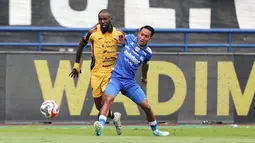 Pemain Persib Bandung, Beckham Putra (kanan) berebut bola dengan pemain Persija Jakarta, Allano De Souza Lima dalam laga lanjutan BRI Super League 2025/2026 di Stadion Gelora Bandung Lautan Api, Bandung, Minggu (11/01/2026). (Bola.com/Abdul Aziz)