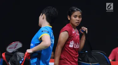 Tunggal putri Indonesia, Gregoria Mariska Tunjung (kanan) saat melawan Goh Jin Wei (Malaysia) pada babak pertama Indonesia Masters 2018 di Istora Senayan, Jakarta, Rabu (24/1). Gregoria kalah 14-21, 21-19, 12-21. (Liputan6.com/Helmi Fithriansyah)