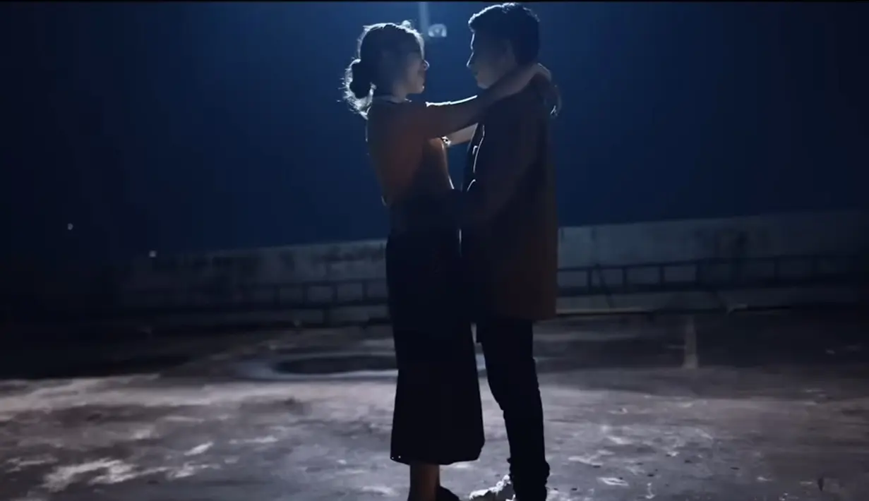Tiara Andini dan Alshad Ahmad sepakat untuk menjalin hubungan asmara sejak awal Februari 2022 lalu. Lagu janji setia inilah yang memberikan keduanya komitmen untuk tetap bersama, baik lewat pekerjaan atau liburan. (Liputan6.com/YouTube/Tiara Andini)