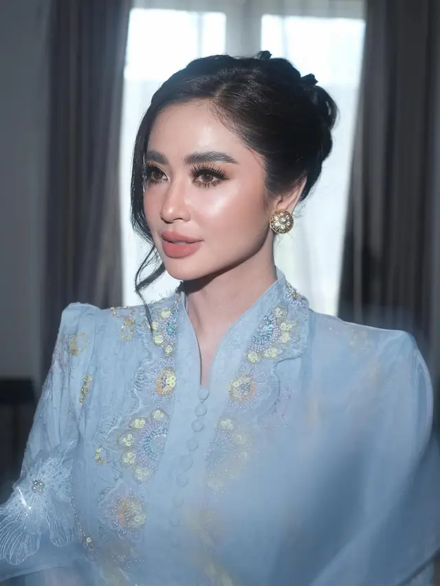 Potret Dewi Perssik dengan Kebaya Brokat Biru Muda