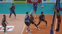 Spike Petar Premovic&nbsp;dari Jakarta BNI 46 coba diblok pemain Palembang Bank SumselBabel pada seri kedua putaran kedua PLN Mobile Proliga 2023 di GOR Ken Arok, Malang, Sabtu, 11 Februari 2023. (foto: Proliga)