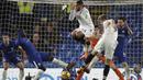Pemain Crystal Palace, Alexander Sorloth melepaskan tembakan ke gawang Chelsea pada lanjutan Premier League di Stamford Bridge stadium, London, (10/3/2018). Chelsea menang 2-1.(AP/Matt Dunham)