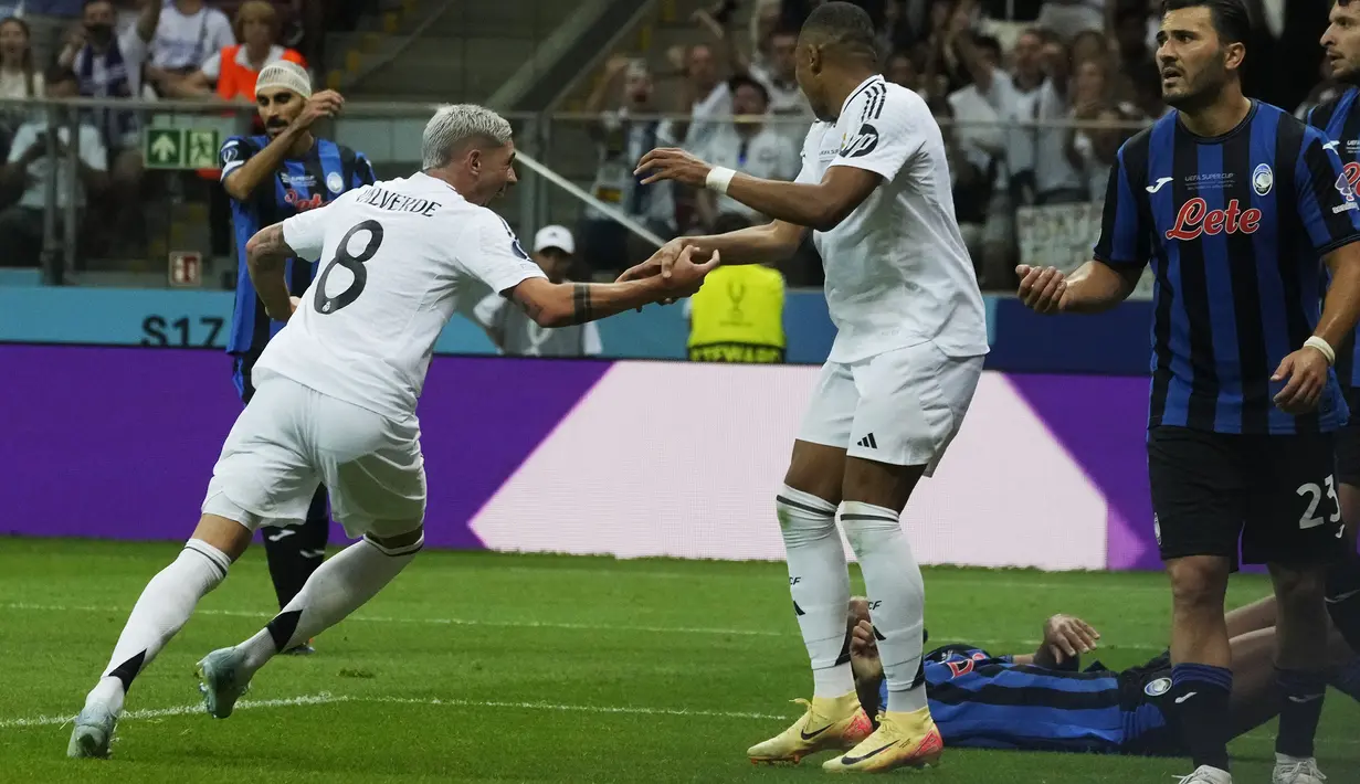 Selebrasi gelandang Real Madrid, Federico Valverde (kiri) setelah mencetak gol pertama timnya ke gawang Atalanta pada laga Piala Super Eropa 2024 di Narodowy Stadium, Warsawa, Polandia, Rabu (14/8/2024). (AP Photo/Czarek Sokolowski)