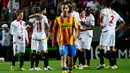 Pemain Sevilla merayakan kemenangan atas Valencia (2-0) di laga pertama semifinal Liga Europa di Seville (25/4/2014), (REUTERS/Marcelo del Pozo).