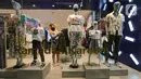 Pengunjung melihat baju usai pembukaan Max Fashions di Lippo Mall Puri, Jakarta (23/04/2021). Pembukaan gerai pertama Max Fashions yang dikelola oleh PT Lippo Mall Indonesia (LMI) memiliki koleksi pakaian yang didesain dan dikembangkan sendiri oleh tim desain di Dubai, UAE. (Liputan6.com)