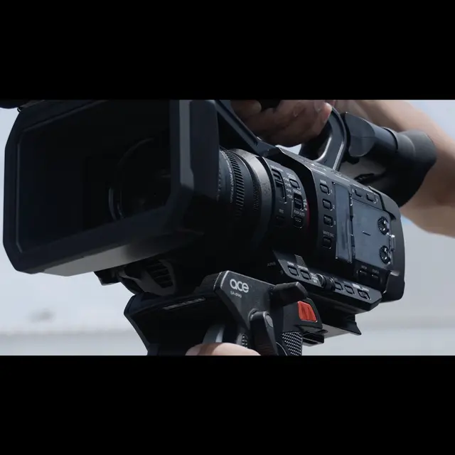 Produk camcorder Panasonic dengan sensor tipe 1.0 (1.0 inci) untuk kemudahan videografi berita, wawancara, dan acara.