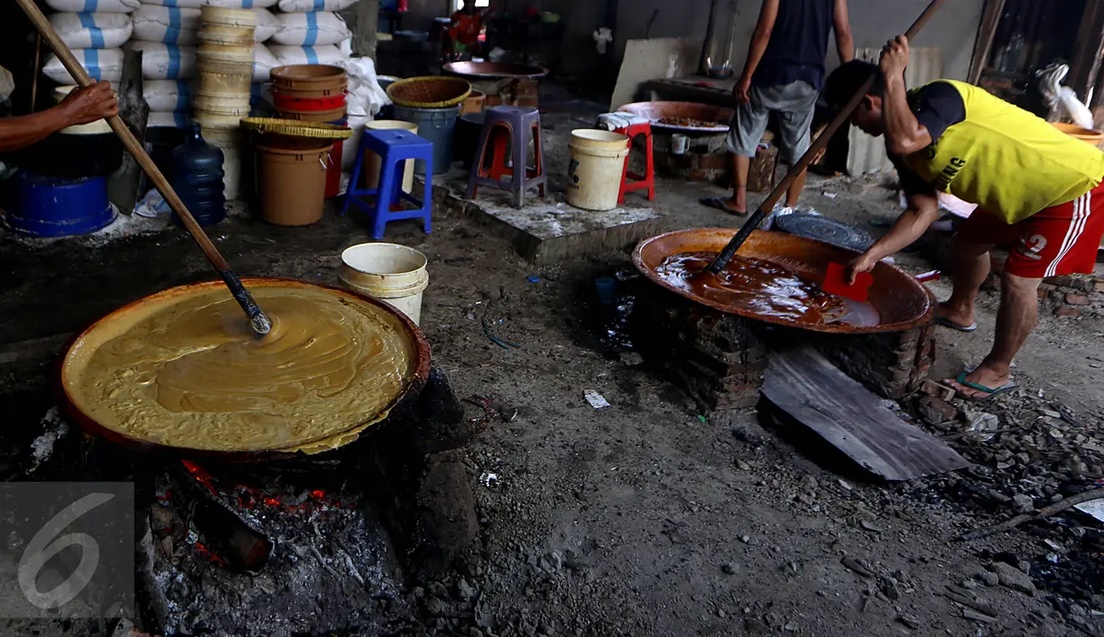 Pekerja menyelesaikan pembuatan dodol betawi "Ibu Ipah" di industri rumahan kawasan Kampung Gedong, Jakarta Timur, Senin (29/6). Produksi dodol Betawi mengalami peningkatan sepuluh kali lipat seiring permintaan jelang Lebaran. (Liputan6.com/Johan Tallo)