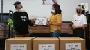 IKEA Indonesia mendonasikan 11.250 masker kain non medis kepada Indonesia Kuat dan Indonesia Creative Cities Network sebagai upaya untuk menghambat penyebaran Covid-19 di Jabodetabek dan membantu korban banjir di Jawa Barat. (Liputan6.com/Fery Pradolo)