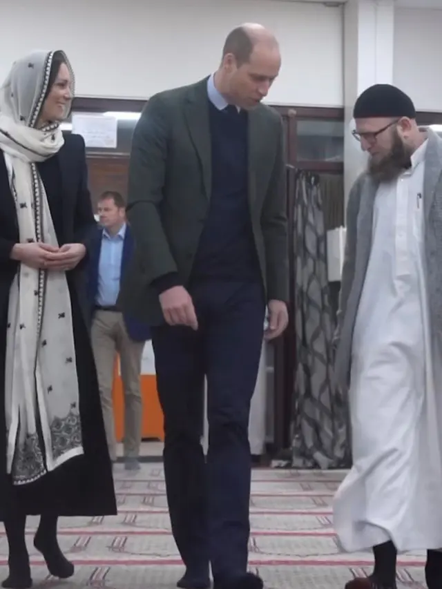 Kate Middleton mengenakan jilbab saat kunjungan ke  Hayes Muslim Centre di London pada Kamis, 9 Maret 2023