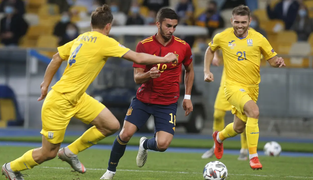 Pemain Spanyol Ferran Torres (tengah) menggiring bola saat menghadapi Ukraina pada pertandingan UEFA Nations League di Olimpiyskiy Stadium, Kyiv, Ukraina, Selasa  (13/10/2020). Ukraina memenangkan pertandingan tersebut 1-0. (AP Photo/Efrem Lukatsky)