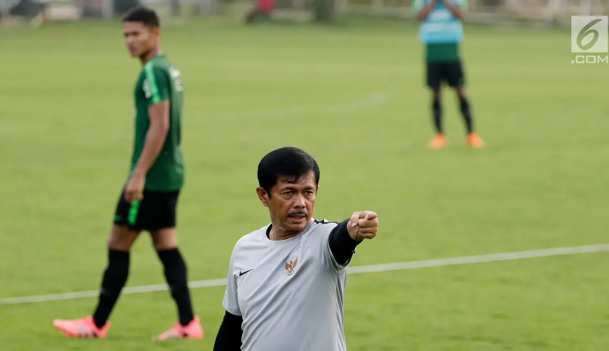 Pelatih Timnas Indonesia U-22, Indra Sjafri, saat latihan di Lapangan ABC, Senayan, Jakarta, Jumat (11/1). Latihan sekaligus seleksi pemain ini untuk persiapan turnamen Piala AFF U-22. (Bola.com/M Iqbal Ichsan)