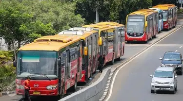 Bus Transjakarta mengalami kecelakaan di Jalan S Parman, Tomang hingga melacak pembunuhan Mirna.