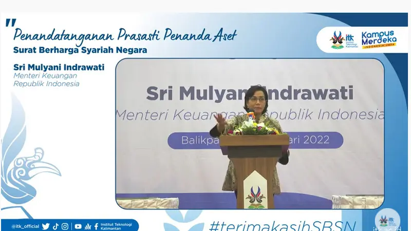 Menteri Keuangan (Menkeu) Sri Mulyani Indrawati menandatangani Prasasti Penanda Aset Surat Berharga Syariah Negara (SBSN) di Institut Teknologi Kalimantan (ITK), Rabu (5/1/2022).