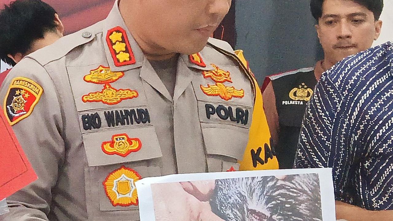 Barang bukti yang diamankan polisi berupa batu bata dan senjata tajam jenis pisau.