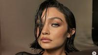 Eksperimen Rambut Terjauh Gigi Hadid, Dicat Hitam Pekat