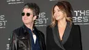 <p>Musisi Inggris Noel Gallagher dan istrinya Sara MacDonald tiba untuk acara The Best FIFA Football Awards di Royal Festival Hall, London, Inggris, 24 September 2018. Dilansir dari People, Selasa (17/1/2023), pasangan ini mengumumkan tengah menjalani proses perceraian dalam sebuah pernyataan lewat juru bicara. (Adrian DENNIS/AFP)</p>