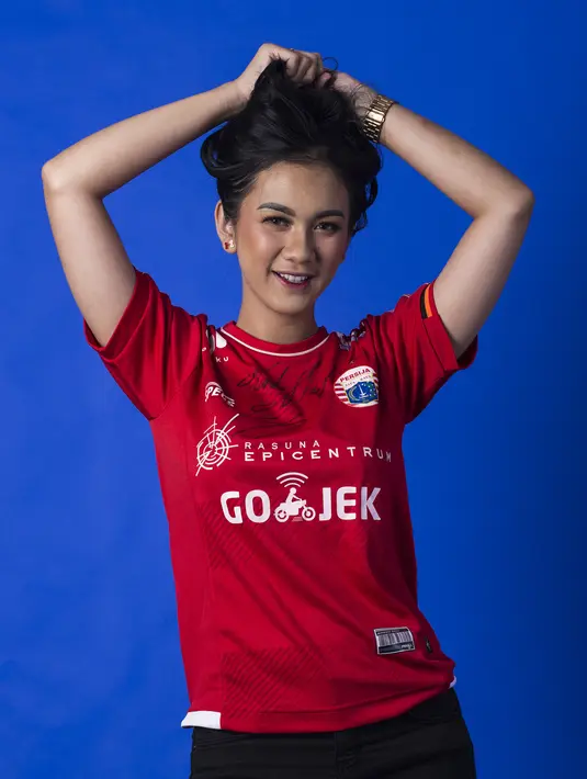 Saking cintanya dengan Macan Kemayoran, Suroya punya pengalaman diputuskan oleh pacarnya karena lebih memilih menonton persija Jakarta. (Bola.com/Yoppy Renato)