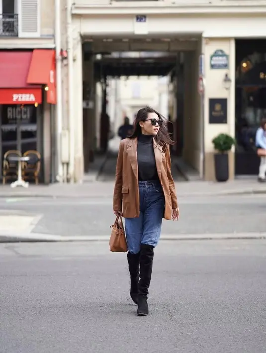 Berpose di tengah jalan, Wendy tampil modis memadukan turtleneck sweater, leather blazer, high waist jeans, dengan sepatu boots. Gayanya semakin terlihat modis dengan aksesori  tas Birkin Hermes seharga $32.500 atau sekitar Rp400 jutaan. (Instagram/wendywalters).