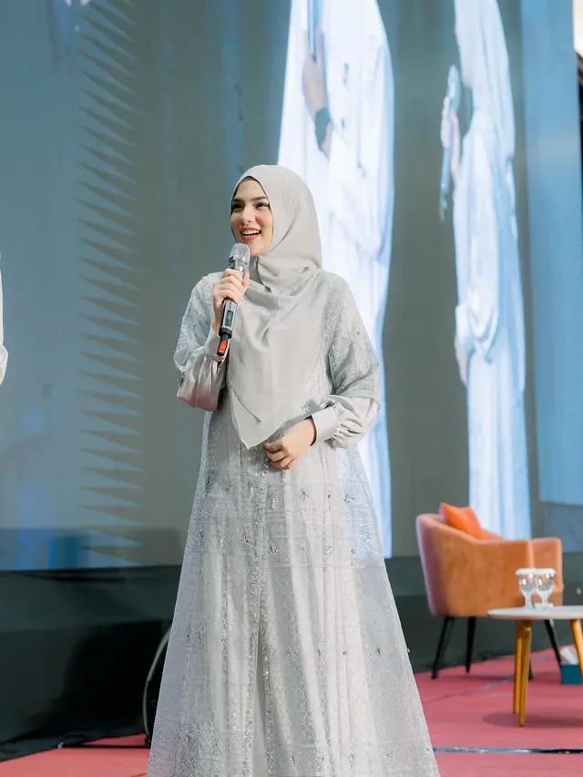 7 Potret Menawan Davina Karamoy jadi Host Kajian Ini Jadi Pusat Perhatian