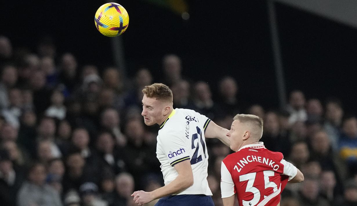 <p>Penyerang Tottenham Hotspur, Dejan Kulusevski berebut bola udara dengan bek Arsenal, Oleksandr Zinchenko pada pertandingan lanjutan Liga Inggris di Stadion Tottenham Hotspur di London, Inggris, Minggu (15/1/2023). Kekalahan dari Arsenal membuat Tottenham berada di peringkat lima dengan raihan 33 angka dari 19 pertandingan. (AP Photo/Frank Augstein)</p>