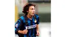 1. Andrea Pirlo (1998-2001). Bersama Inter, dirinya sempat dipinjamkan ke Brescia dan Reggina karena tidak mendapatkan tempat utama. Hingga akhirnya AC Milan memboyong gelandang Italia ini dan membuatnya menjadi legenda hidup Italia. (Calciointer.net)