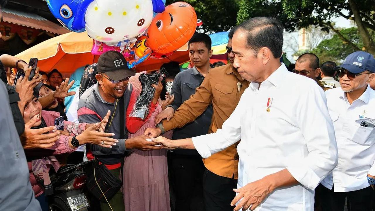 VIDEO: Celoteh Kocak Warga Saat Bertemu Jokowi di Tengah Pasar "Agnes Monica Mah Lewat"