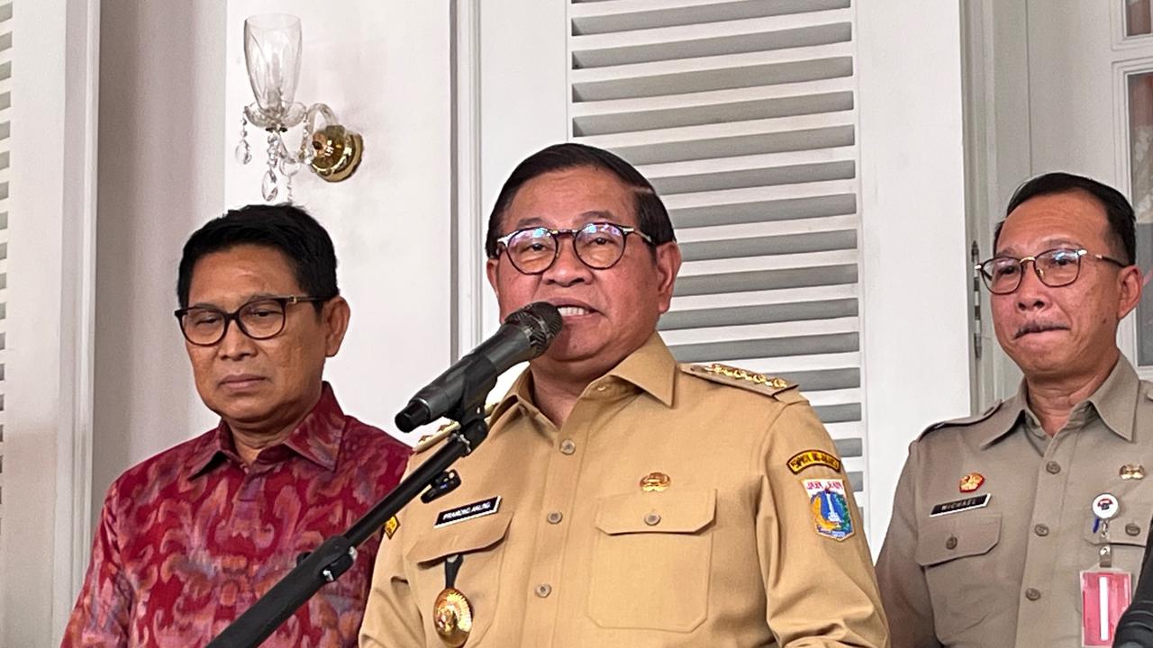Pramono Ancam Buka Identitas dan Sanksi Perusahaan Penimbun Sampah di TPS Liar