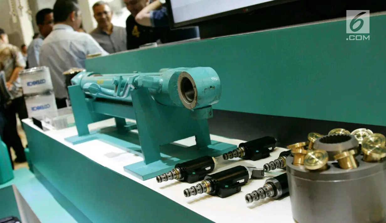 Pengunjung mengamati aneka alat berat yang dipajang dari produk Kobelco di Jakarta, Jumat (15/2). Pameran ini bertujuan untuk memenuhi kebutuhan sektor kehutanan, pertanian, pertambangan dan konstruksi di Indonesia. (Liputan6.com/Faizal Fanani)