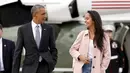 Malia Obama tampak tersenyum ketika berbincang dengan sang ayah yang juga Presiden AS, Barrack Obama saat kedatangan mereka di Bandara O'Hare, Chicago, Kamis (7/4/2016). (REUTERS/Kevin Lamarque) 