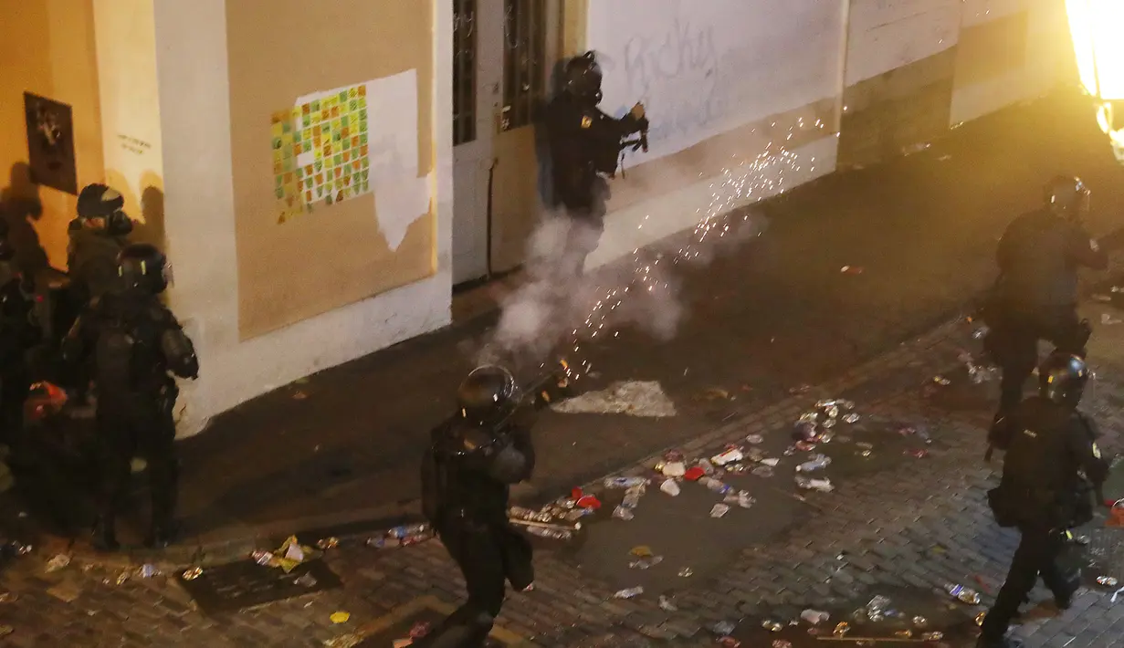 Polisi menembakan gas air mata ke arah demonstran di Old San Juan, Puerto Rico (22/7/2019). Para pengunjuk rasa menyerukan Gubernur Rosselló untuk mundur setelah obrolan kelompok terbuka termasuk komentar misoginis dan homofobik. (AFP Photo/Joe Raedle)