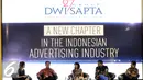 CEO&Founder Dwi Sapta Group, Adji Watono (kedua kiri) bersama Harris Thajeb (kanan) memberikan keterangan usai peresmian bergabungnya Dwi Sapta Group dengan Dentsu Aegis Network di Jakarta, Rabu (25/1). (Liputan6.com/Helmi Fithriansyah)