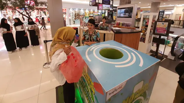 Tempat penukaran sampah plastik di mal di Tangerang.