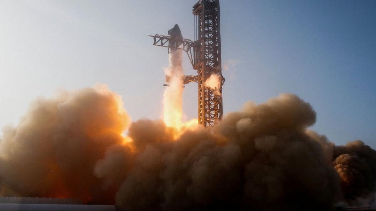 Perusahaan transportasi luar angkasa milik miliarder Elon Musk, SpaceX meluncurkan roket raksasa Starship dalam uji terbang ketiga pada 13 Maret 2024. Roket terkuat di dunia itu meluncur dari Starbase SpaceX di boba Chica, Texas. REUTERS/Joe Skipper<br>