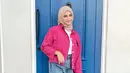 Kalau suka style yang kasual, kamu bisa sontek gaya Mira Agile ini dengan kemeja pink fuchsia dengan celana denim dan hijab coklat susu [Instagram/miraagile].