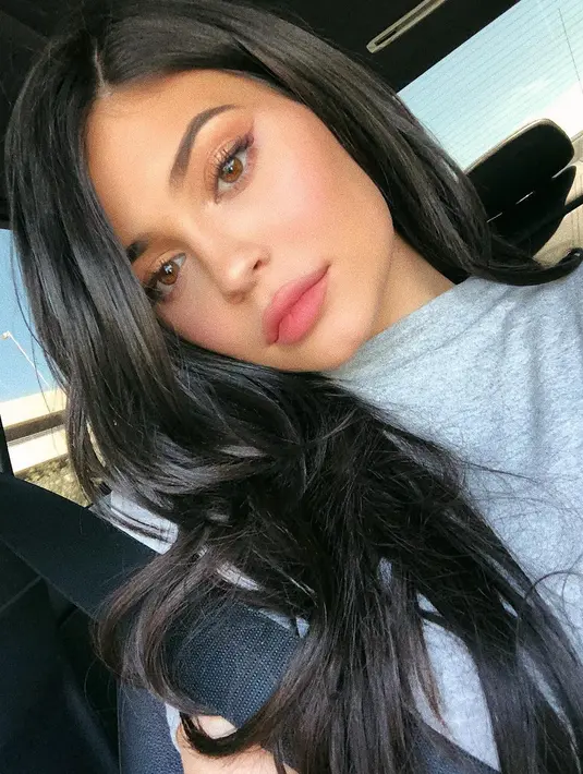 Dilansir dari HollywoodLife, ternyata tindakan Kylie Jenner tersebut bukanlah tanpa alasan. (instagram/kyliejenner)