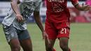 Pemain tengah Jakarta, Alfrianto Nico Saputro (kanan) berebut bola dengan pemain Bali United saat lanjutan laga BRI Liga 1 Indonesia di Stadion Patriot Chandrabhaga, Kota Bekasi, Jawa Barat, Minggu (15/1/2023). Persija unggul dramatis 3-2 di detik-detik jelang berakhirnya laga kedua tim. (Liputan6.com/Helmi Fithriansyah)