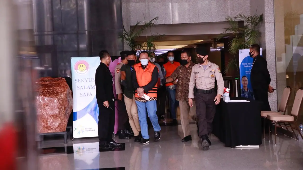 Mantan Sekretaris Mahkamah Agung, Nurhadi, saat digelandang menuju tahanan KPK. (dok KPK)