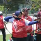 Atlet pelatnas memanah melakukan latihan di Lapangan Panahan Kompleks GBK, Jakarta, Selasa (10/4). Rencananya, timnas memanah Indonesia akan berangkat ke Shanghai dan Turki untuk uji coba. (Liputan6.com/Helmi Fithriansyah)