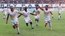 Pemain Perseru Badak Lampung merayakan gol yang dicetak oleh Marquinhos ke gawang Persija Jakarta pada laga Liga 1 2019 di Stadion Patriot, Bekasi, Minggu (1/9). Persija takluk 0-1 dari Badak Lampung. (Bola.com/M Iqbal Ichsan)