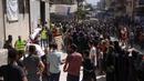 Warga Palestina beramai-ramai mendatangi pusat distribusi bantuan kemanusiaan yang didirikan oleh Save Youth Future Society (SYFS), yang bekerja sama dengan Program Pangan Dunia PBB (WFP), di Kota Gaza pada 26 Juni 2025. (BASHAR TALEB/AFP)