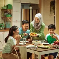 Foto Ilustrasi suasana keluarga sedang sahur dengan makanan bergizi seimbang dilengkapi dengan segelas MILO. Document/ Nestle Indonesia