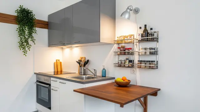 Inspirasi Dapur Hidup di Lahan Terbatas; Dapur Mini dengan Meja Lipat di Dinding untuk Fleksibilitas