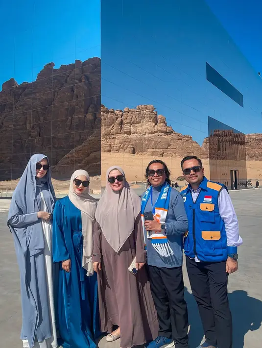 Cahaya lampu di sekitar lokasi semakin menambah nuansa dramatis pada fotonya, membuat sosoknya terlihat semakin menawan dalam balutan busana syar’i modern. [@kimbrlyryder].