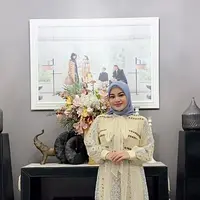 Aurel Hermansyah memilih gamis berdetail pita warna soft saat bukber bareng Krisdayanti, Atta dan Ameena. [Foto: IG/aurelie,hermansyah].