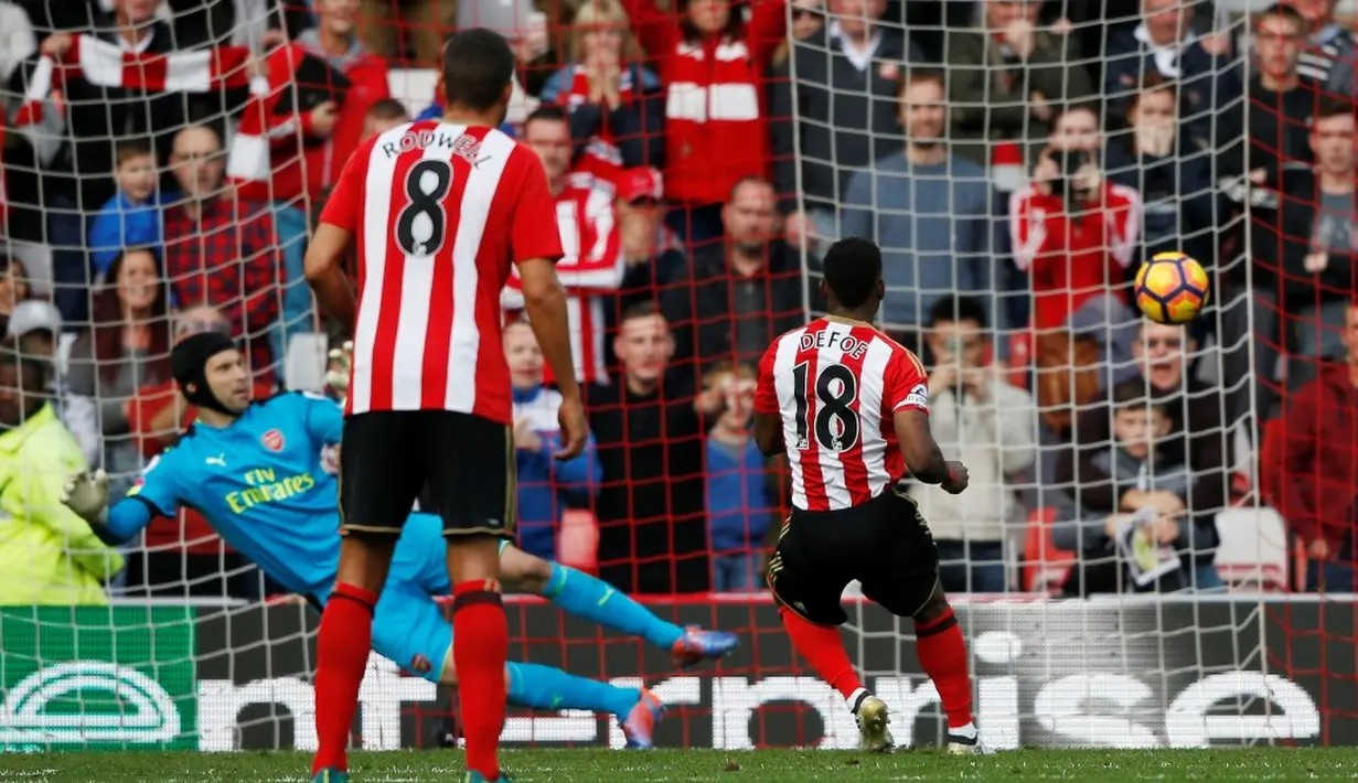 Kiper Arsenal, Petr Cech, gagal menghadang penalti pemain Sunderland, Jermain Defoe, dalam laga Premier League di Stadium of Light, Sabtu (29/10/2016). (Reuters/Russell Cheyne)
