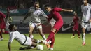 Gelandang Timnas Indonesia, Septian David, berusaha melepaskan tendangan saat melawan Mauritius pada laga uji coba di Stadion Wibawa Mukti, Jawa Barat, Selasa (11/9/2018). Indonesia menang 1-0 atas Mauritius. (Bola.com/Vitalis Yogi Trisna)