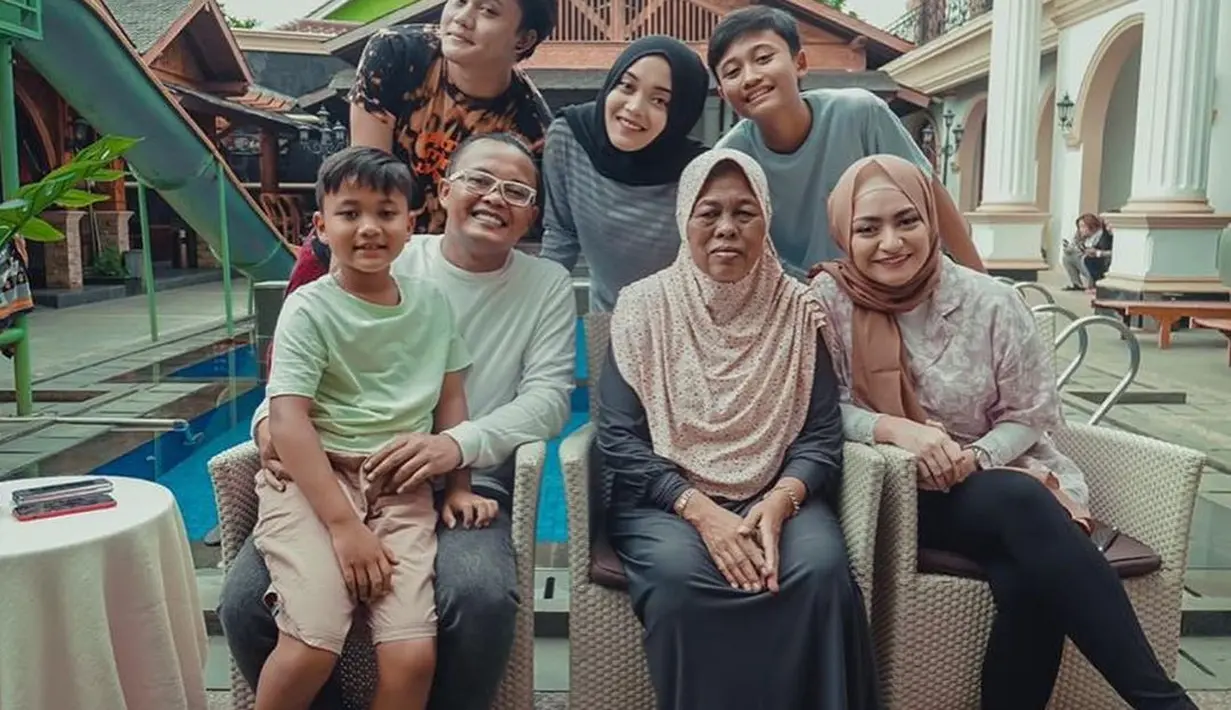 "Ya memang dia tipikalnya kayak begitu, sama saya aja cepat akrabnya. Sama siapapun dia cepat akrab, dia bisa menyesuaikan dan menempatkan diri, dia anaknya santai, nggak macem-macem," jelas Sule. (Instagram/ferdinandsule)