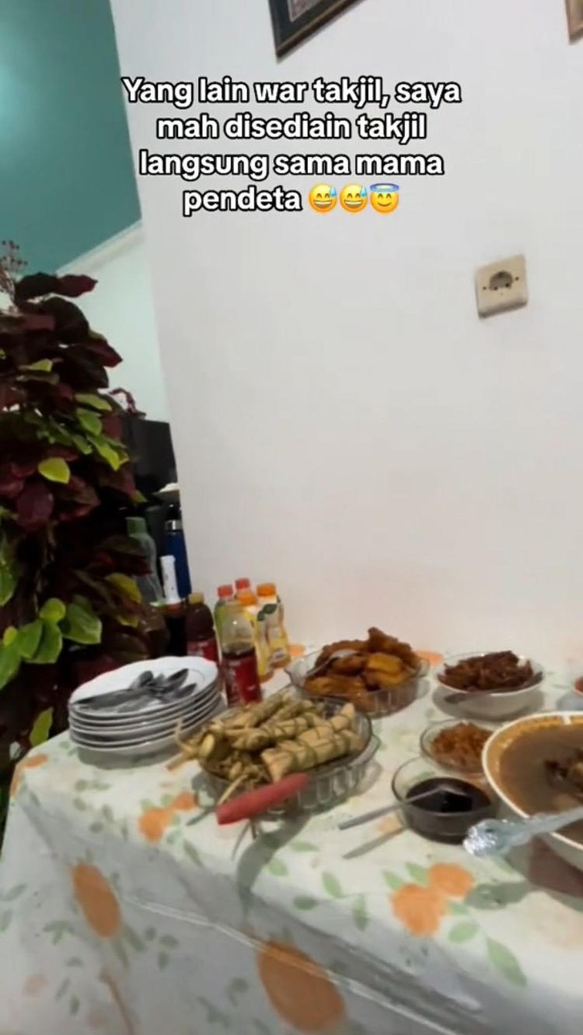 Namun siapa sangka, takjil dan makanan untuk berbuka puasa ini disiapkan langsung oleh seorang mama pendeta di Kupang, Nusa Tenggara Timur.